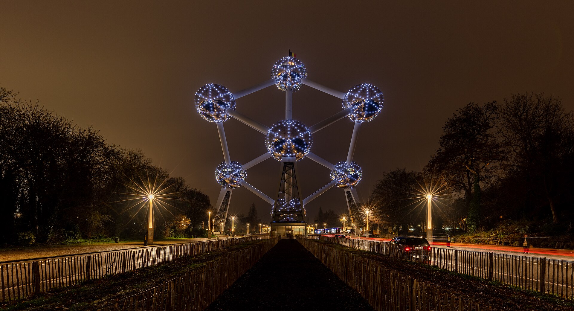 The Atomium at night from the avenue
