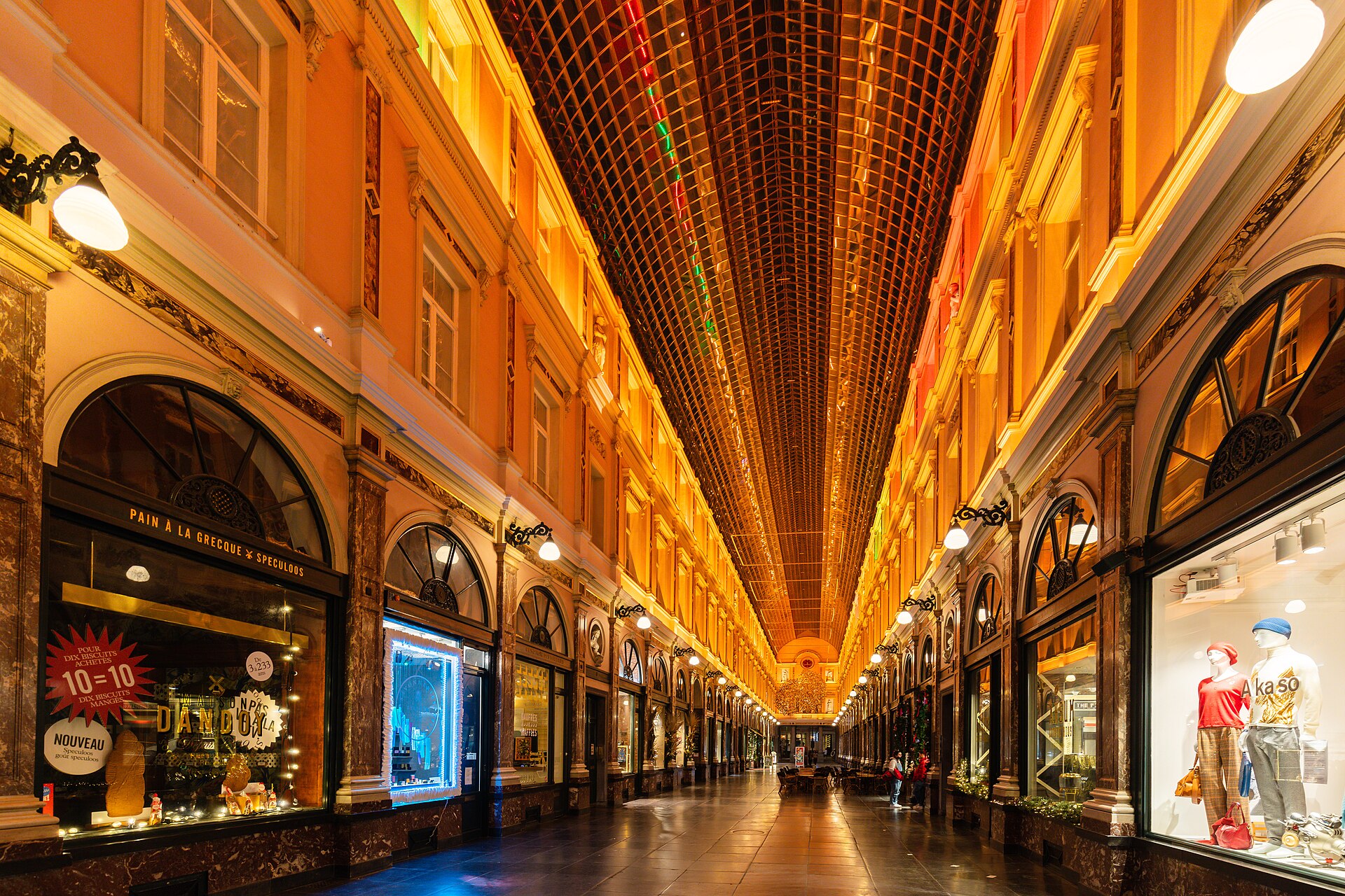 The lit arcade of the Galeries Royales Saint-Hubert