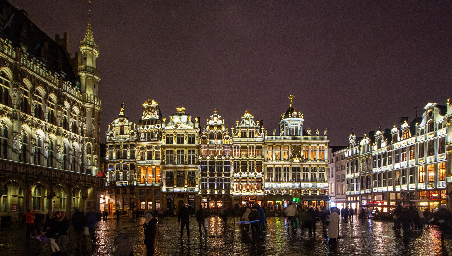 The Grand-Place lit at night