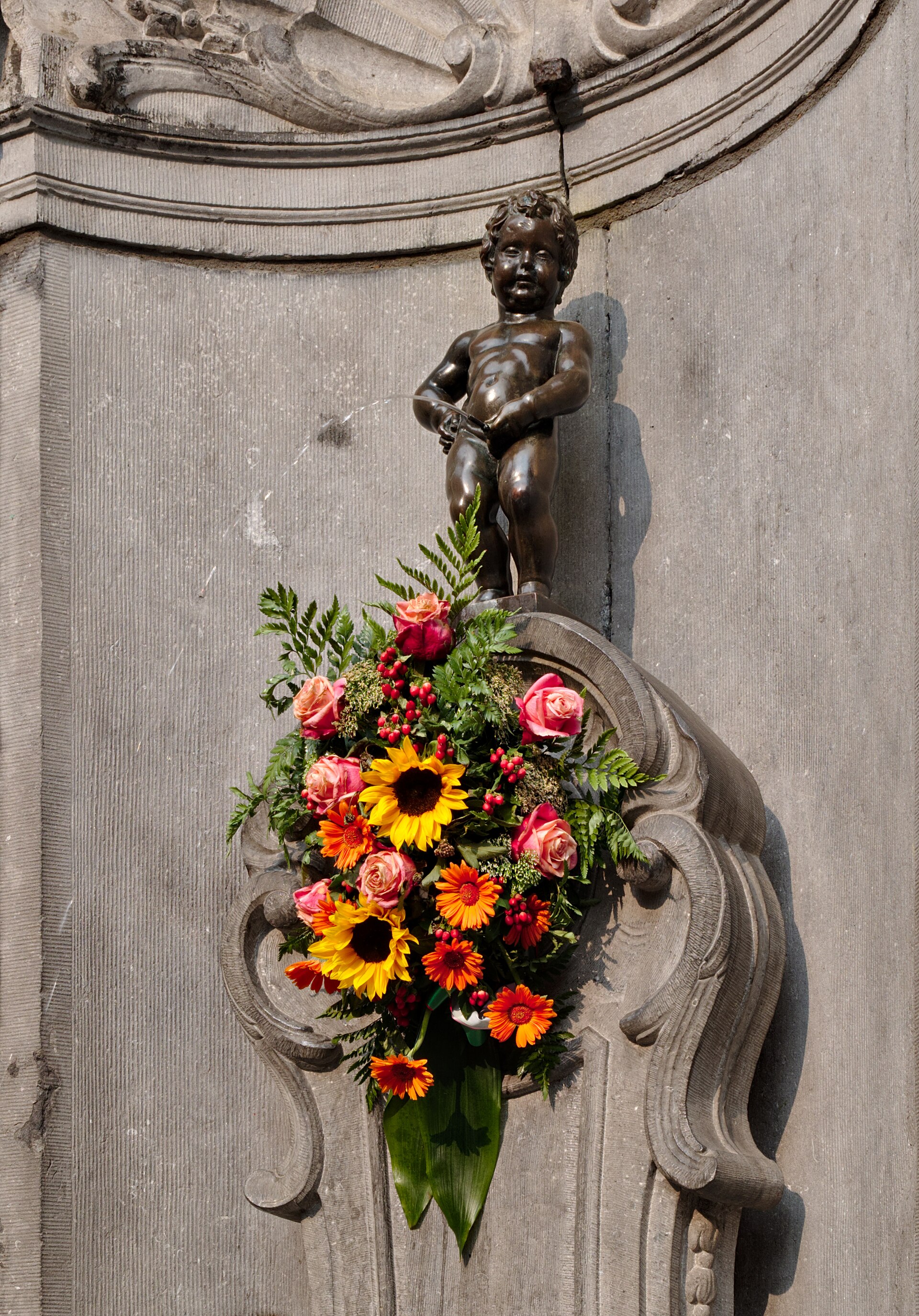 Manneken Pis decorated with flowers