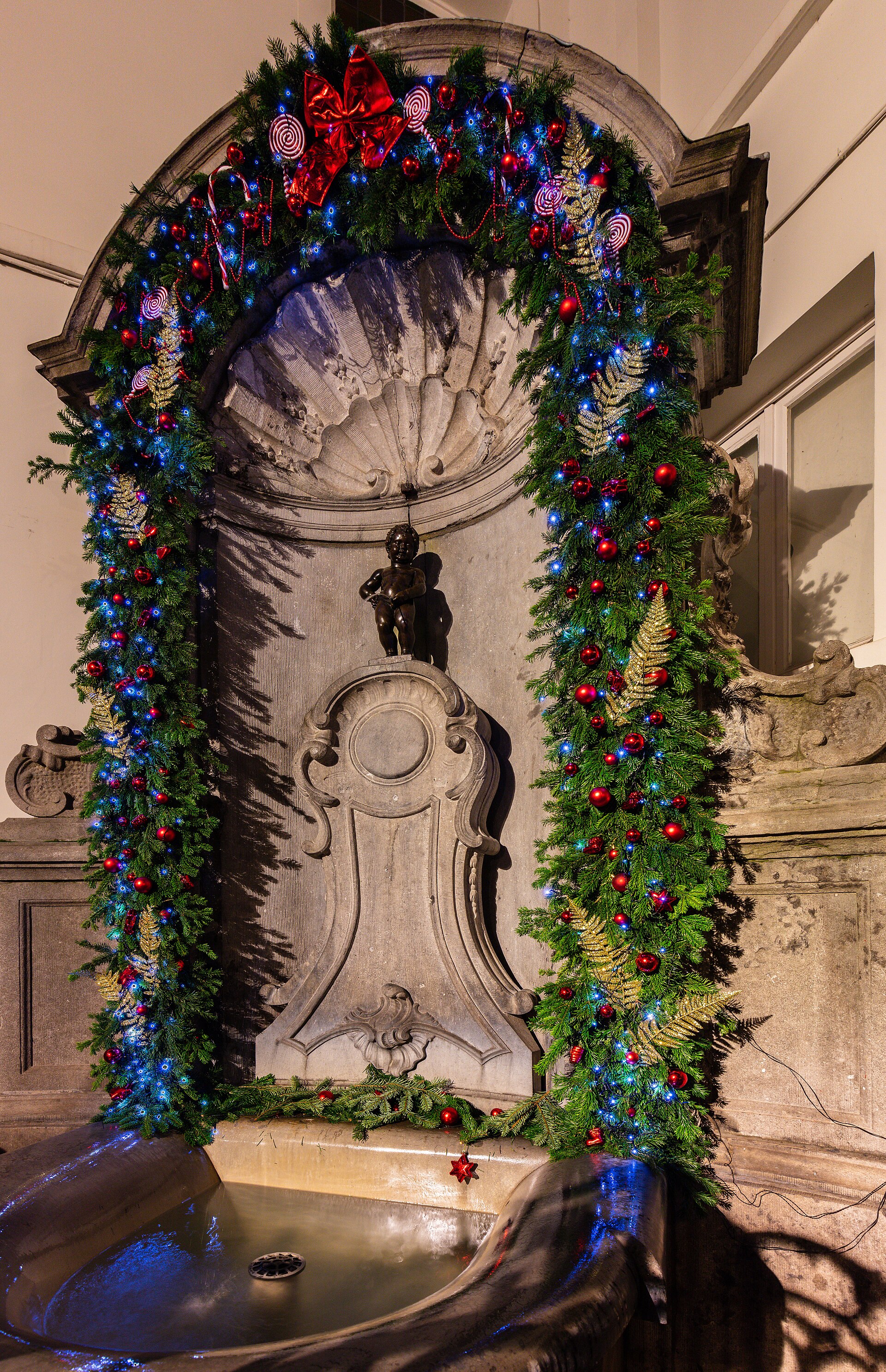 Manneken Pis in its niche