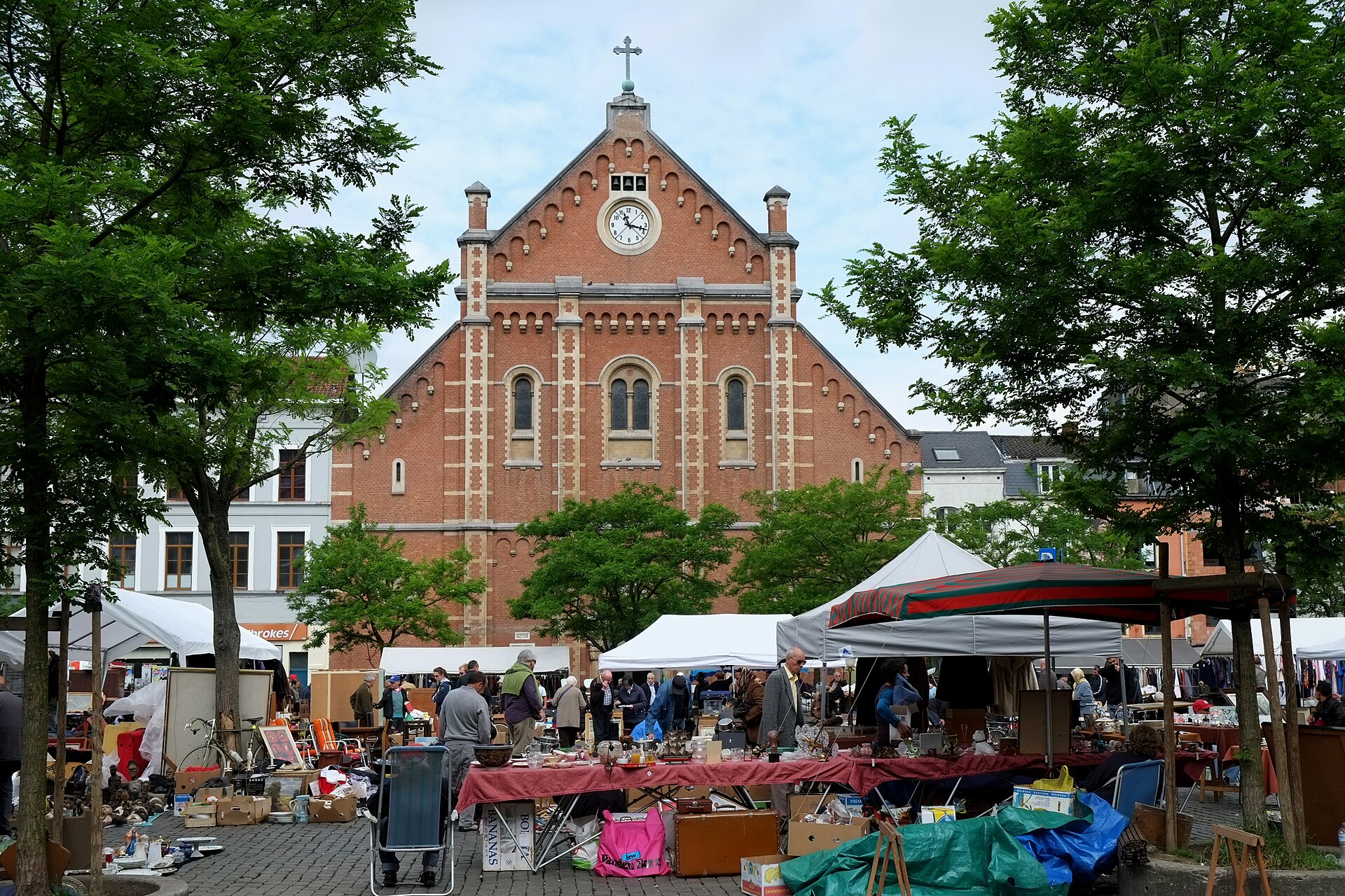 The flea market on the Place du Jeu de Balle