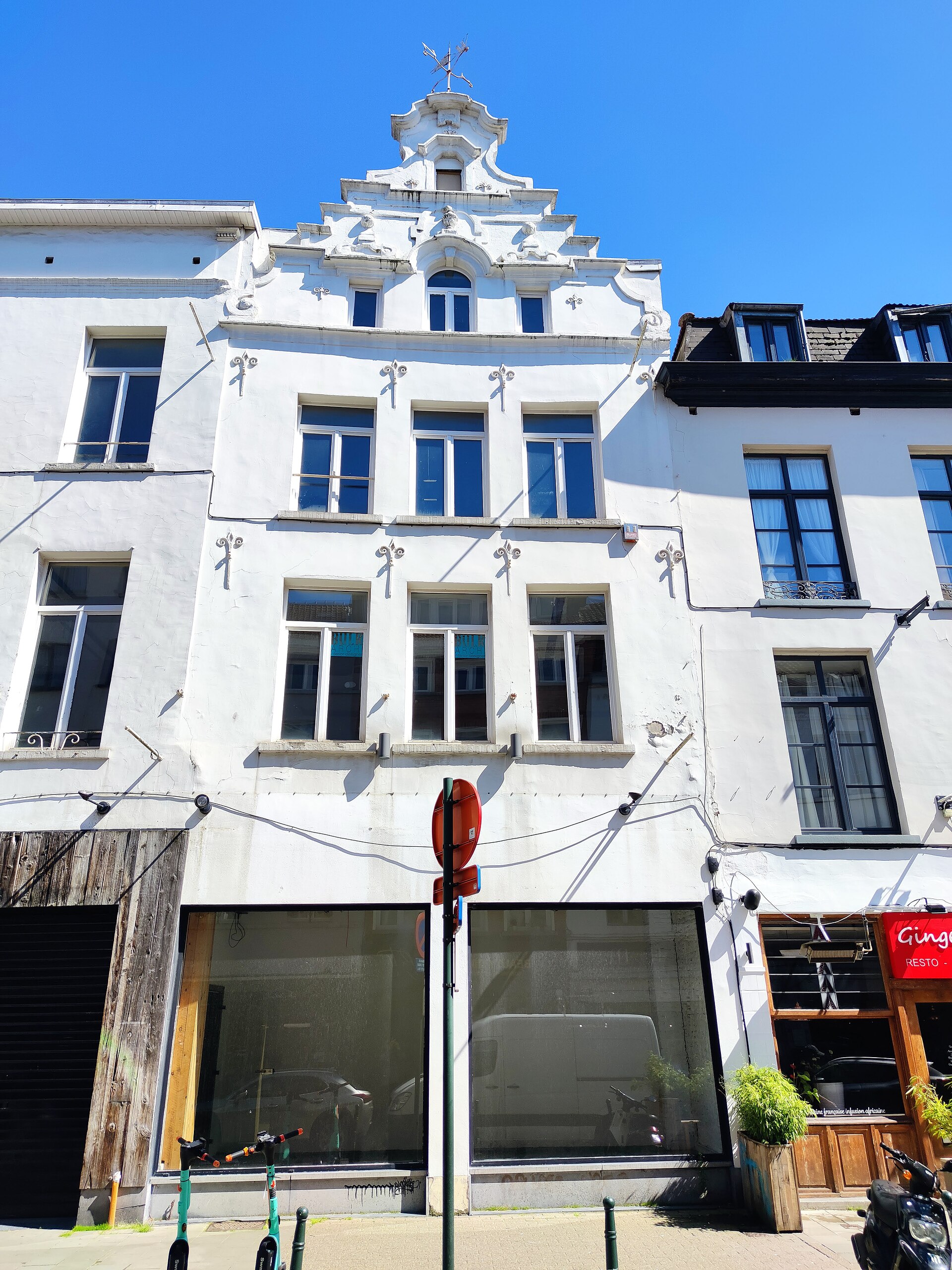 A street facade in the Marolles