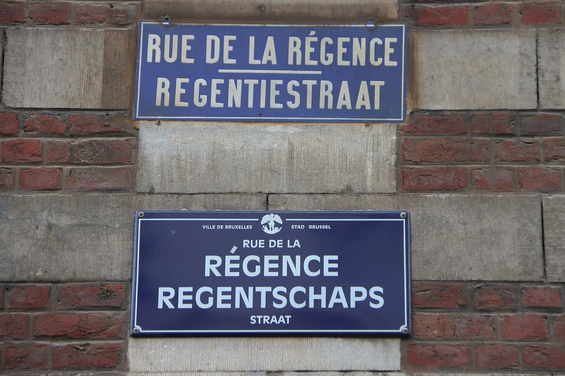 A bilingual street sign in Brussels