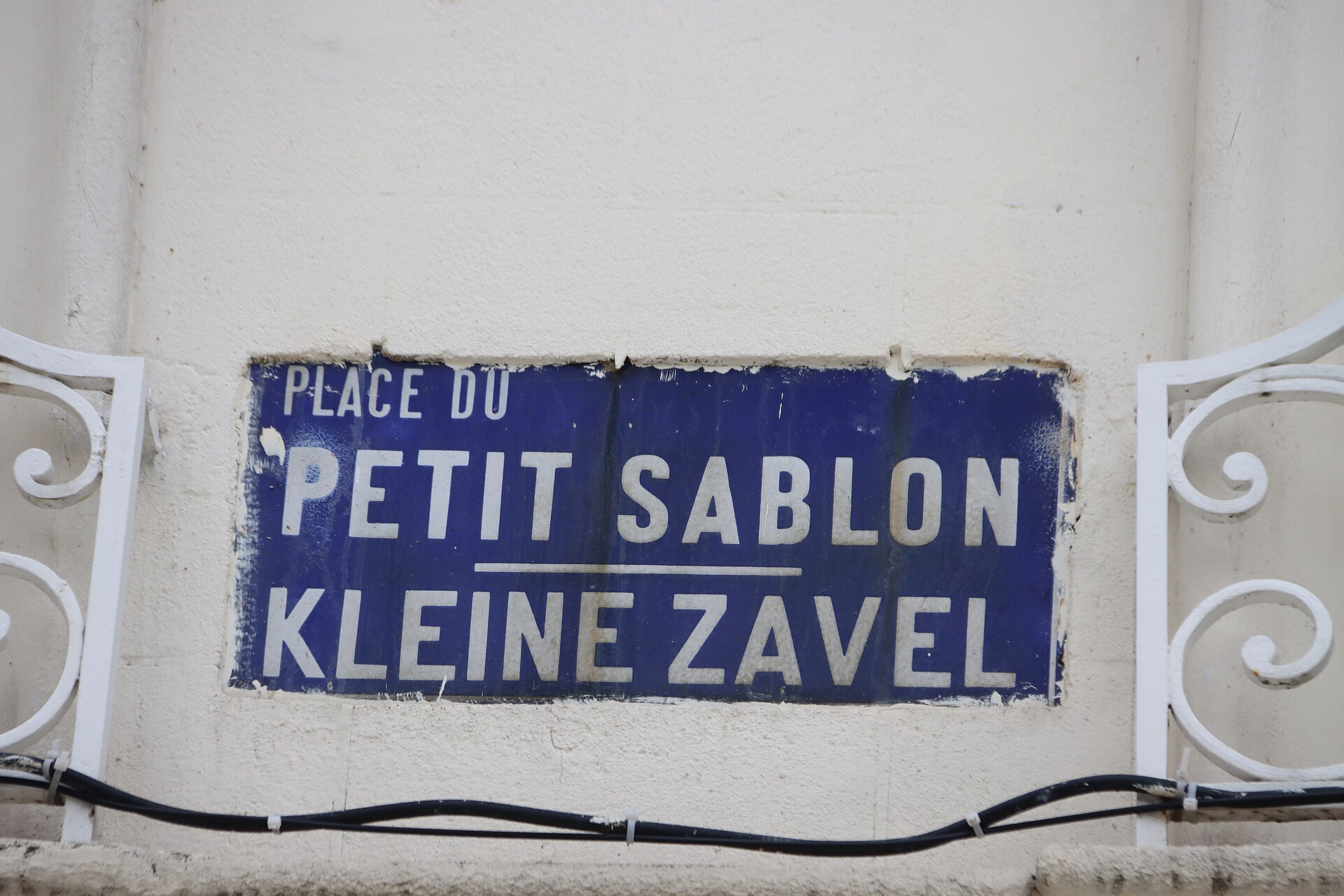 A bilingual square name in Brussels