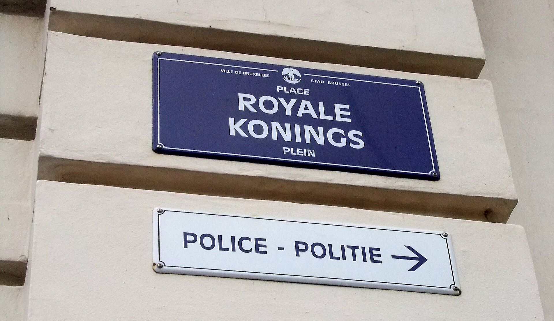 A bilingual sign in French and Dutch