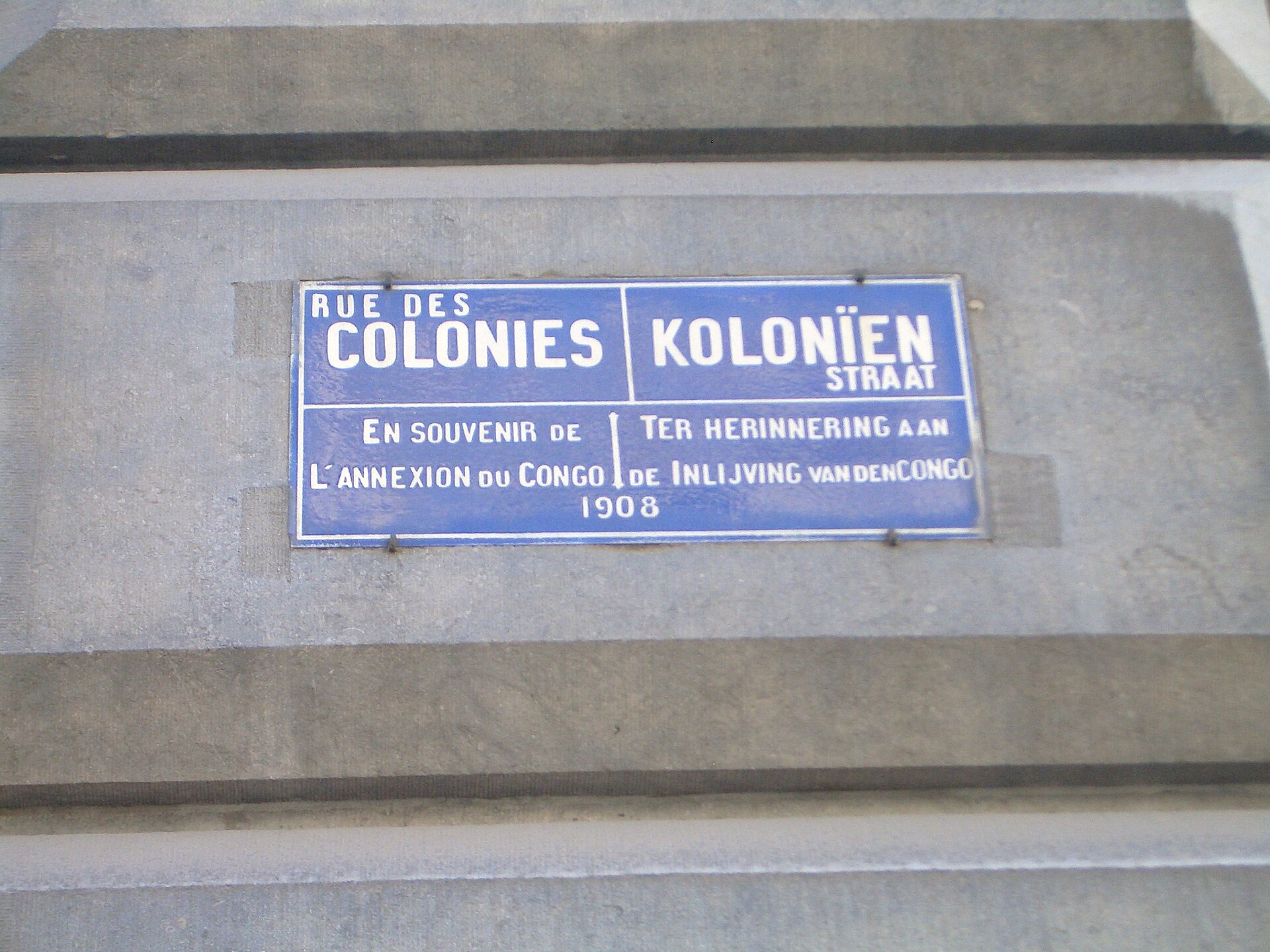 An old bilingual street plate in Brussels